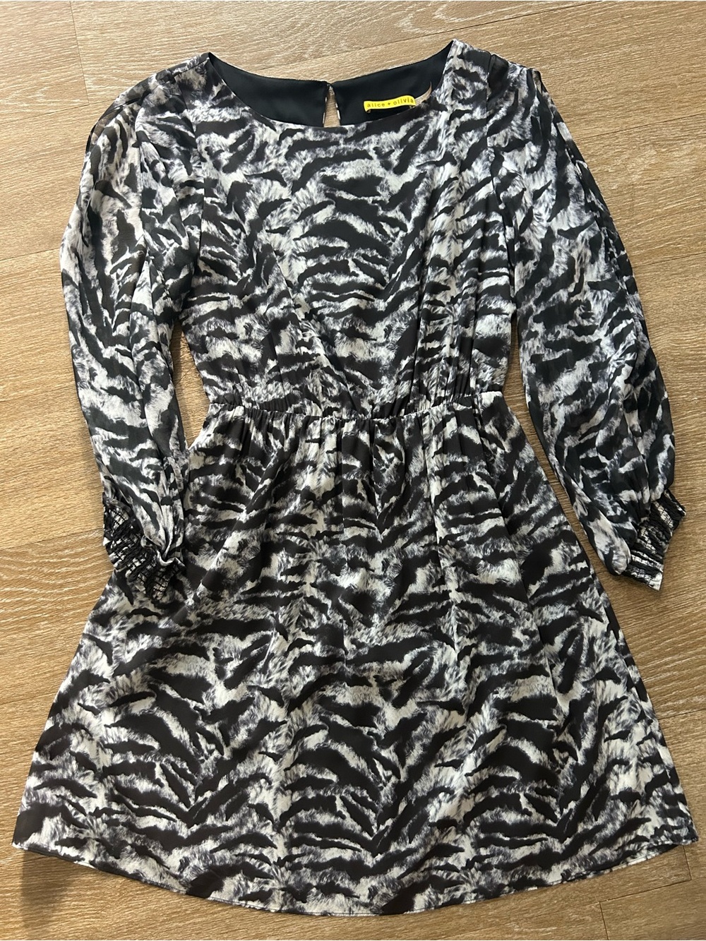 Alice + Olivia Black and White Animal Print Silk Wedding Guest Dress Sz Small